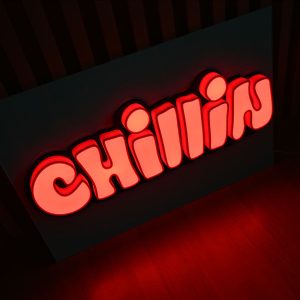 Néon LED Chillin com letras 3D brancas e contorno vermelho sobre acrílico verde água – Kami Studio