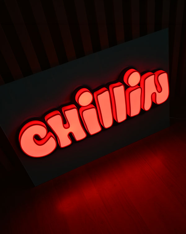 Néon LED Chillin com letras 3D brancas e contorno vermelho sobre acrílico verde água – Kami Studio