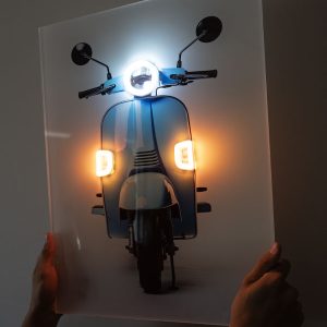Quadro néon LED com scooter clássica azul impressa em acrílico – Kami Studio