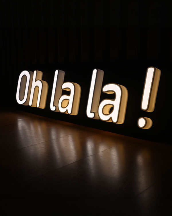 Néon LED Oh La La! com letras brancas sobre acrílico preto mate – Kami Studio
