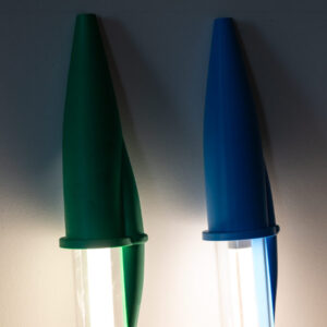 Candeeiro LED em forma de caneta com 120 cm, tubo transparente e tampa azul – Kami Studio