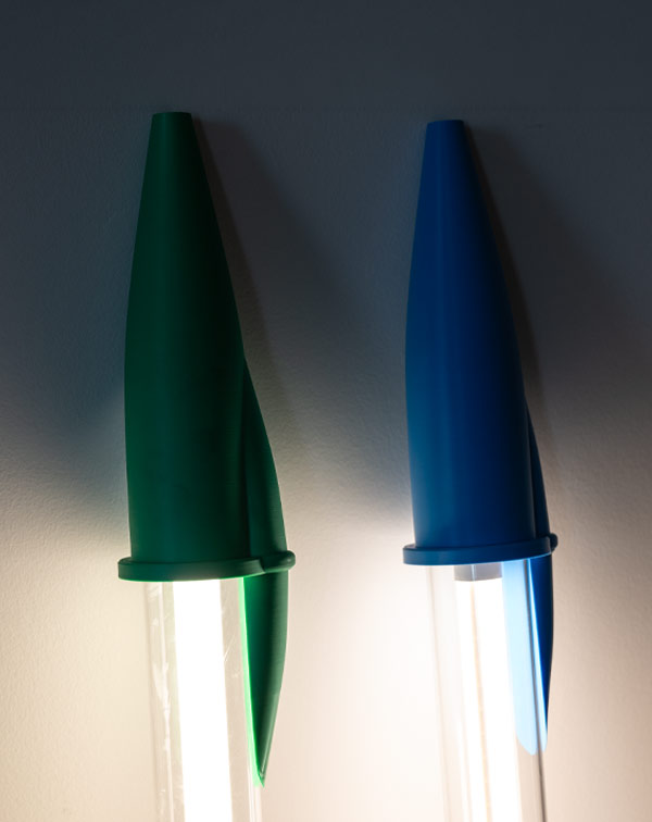 Candeeiro LED em forma de caneta com 120 cm, tubo transparente e tampa azul – Kami Studio